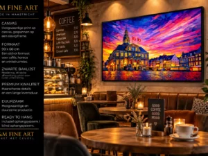 Markt Maastricht met het verlichte stadhuis op canvas 90×60 cm in een zwarte baklijst boven een bruine bank in een sfeervol café, met een zwarte informatiebalk links.