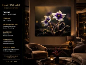 Macro viooltjes canvas schilderij in luxe lounge interieur