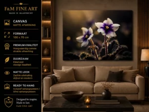 Canvas schilderij met wit-paarse viooltjes boven een beige bank, met F&M Fine Art-productinformatie