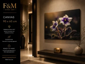 Paarse Sereniteit op canvas boven een donkere sidetable in een luxe entree, met productinformatie van F&M Fine Art