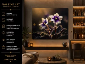 Paarse Sereniteit als XXL Dibond schilderij 140x120 in een luxe lounge met warme verlichting, donkere meubels en een stijlvolle bar.