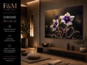 Paarse Sereniteit op mat Dibond in een wellnessruimte met meditatiekussens en F&M Fine Art-productinformatie