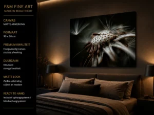Macro bloem wanddecoratie canvas 90x60 cm boven bed in luxe slaapkamer met warme verlichting