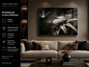 Macro bloem wanddecoratie plexiglas 90x60 cm boven dressoir in luxe woonkamer met glans en diepte