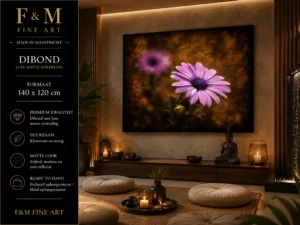 Paarse bloem wanddecoratie dibond 140x120 cm in luxe meditatieruimte met warme verlichting en rustige uitstraling