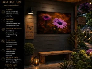 Paarse bloem wanddecoratie dibond 90x60 cm bij vlindertuin entree met natuurlijke uitstraling