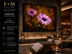 Matte bloemen wanddecoratie op Dibond 140x120 in luxe wellnessruimte met ligbedden en warme sfeerverlichting