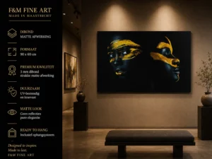 Wanddecoratie zwart goud portret dibond 90x60 cm in galerieachtig interieur met zwarte en gouden accenten
