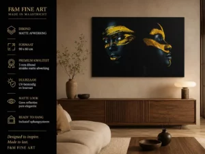 Wanddecoratie zwart goud portret dibond 90x60 cm boven dressoir in luxe woonkamer met matte afwerking