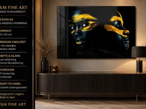 Wanddecoratie zwart goud portret plexiglas 90x60 cm boven dressoir in luxe woonkamer met gouden accenten
