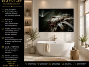 Macro bloem wanddecoratie dibond 120x80 cm in lichte badkamer met rustige spa uitstraling