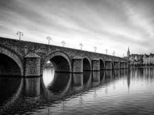 Sint Servaasbrug Maastricht in zwart-wit als Dibond wanddecoratie 90x60 cm van F&M Fine Art