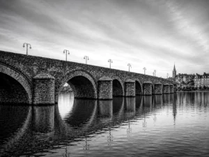 Sint Servaasbrug Maastricht in zwart-wit als Dibond XXL wanddecoratie 140x120 cm van F&M Fine Art