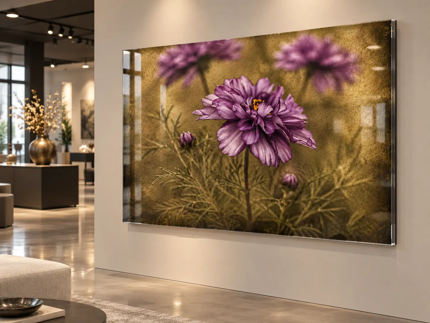 Paarse bloemen wanddecoratie plexiglas 120x80 cm paarse verleiding 3 Paarse bloemen wanddecoratie Paarse Verleiding op plexiglas 120x80 in een luxe showroom voor interieur en projectinrichting