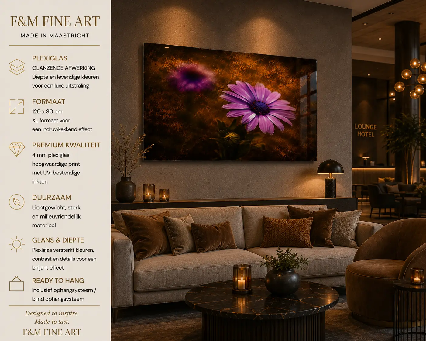 Paarse bloem wanddecoratie plexiglas 120x80 – stille betovering 4 Stille Betovering als XL plexiglas schilderij boven een bank in een luxe hotellounge met warme verlichting en elegante meubels.
