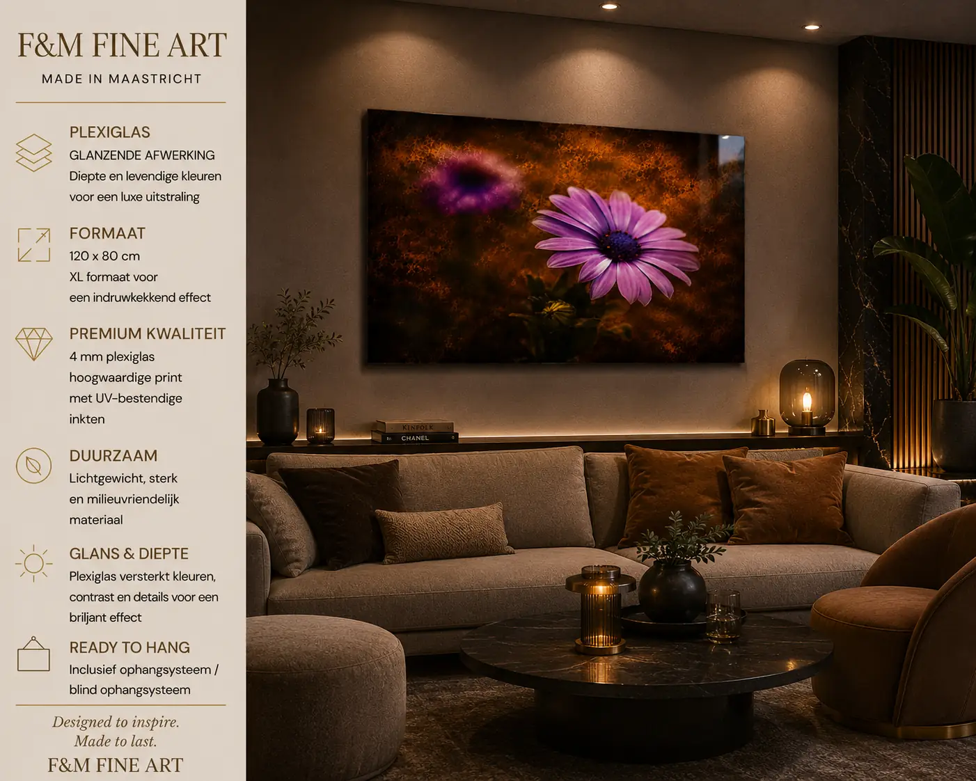 Paarse bloem wanddecoratie plexiglas 120x80 – stille betovering 5 Paarse bloem wanddecoratie op glanzend plexiglas 120x80 cm boven een beige bank in een luxe woonkamer met goudbruine accenten.