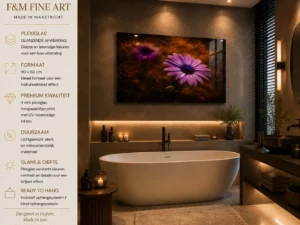 Paarse bloem wanddecoratie op glanzend plexiglas 90x60 in een luxe badkamer met vrijstaand bad
